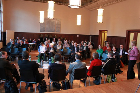 Voller Saal im Ehemaligen Jüdischen Waisenhaus