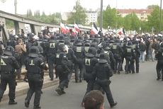 Foto - Die Nazis werden von der Polizei umrahmt
