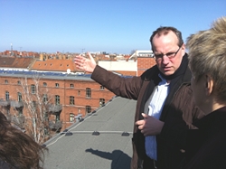 Andreas Otto zeigt Renate Künast die Solaranlagen der Genossenschaft Bremer Höhe