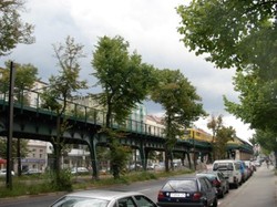 Bäume am Viadukt der U2