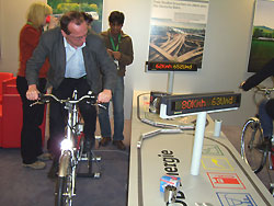 Andreas Otto auf einem Fahrrad-Generator