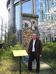 Foto: Ich vor einem Stück Berliner Mauer