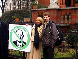 Claudia Roth vor der Gethsemanekirche