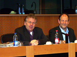 Foto: Cohn-Bendit (links) bei einer Diskusion