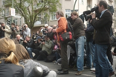 Foto - Dei Sitzblockade an der Schönfliesser Straße findet großes mediales Interesse