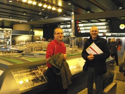 (Foto) Andreas Otto und Jochen Esser (MdA) vor dem Modell des Messegeländes