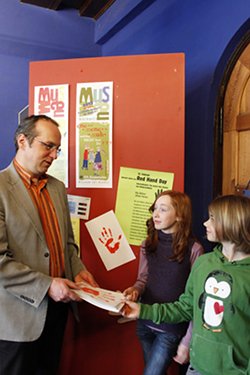 Andreas Otto mit Kindern im MACHmit! Museum