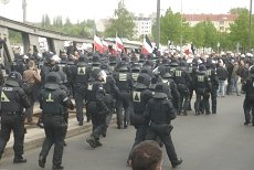 Foto - Die Nazis werden von der Polizei umrahmt